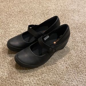 Merrell women’s black shoes